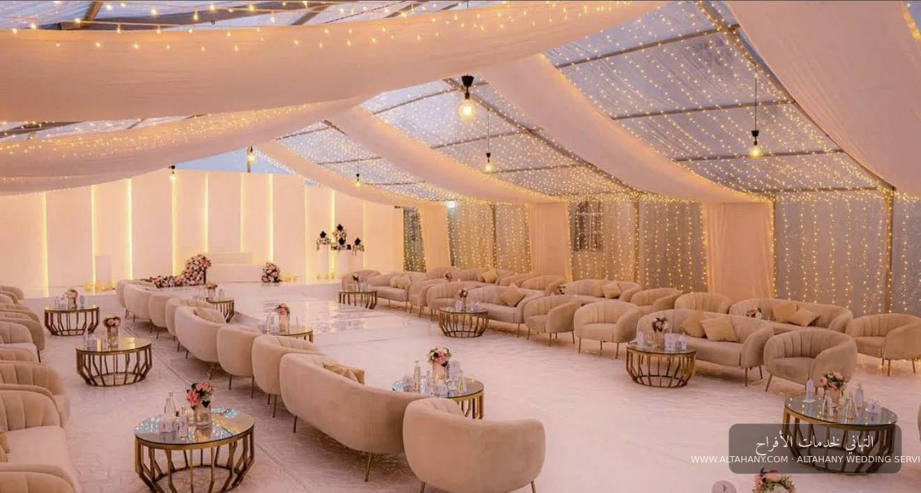 خيمة كبيرة بستائر بيضاء وجلسات — تصميم رقم 18 — لقطة 2 من 2