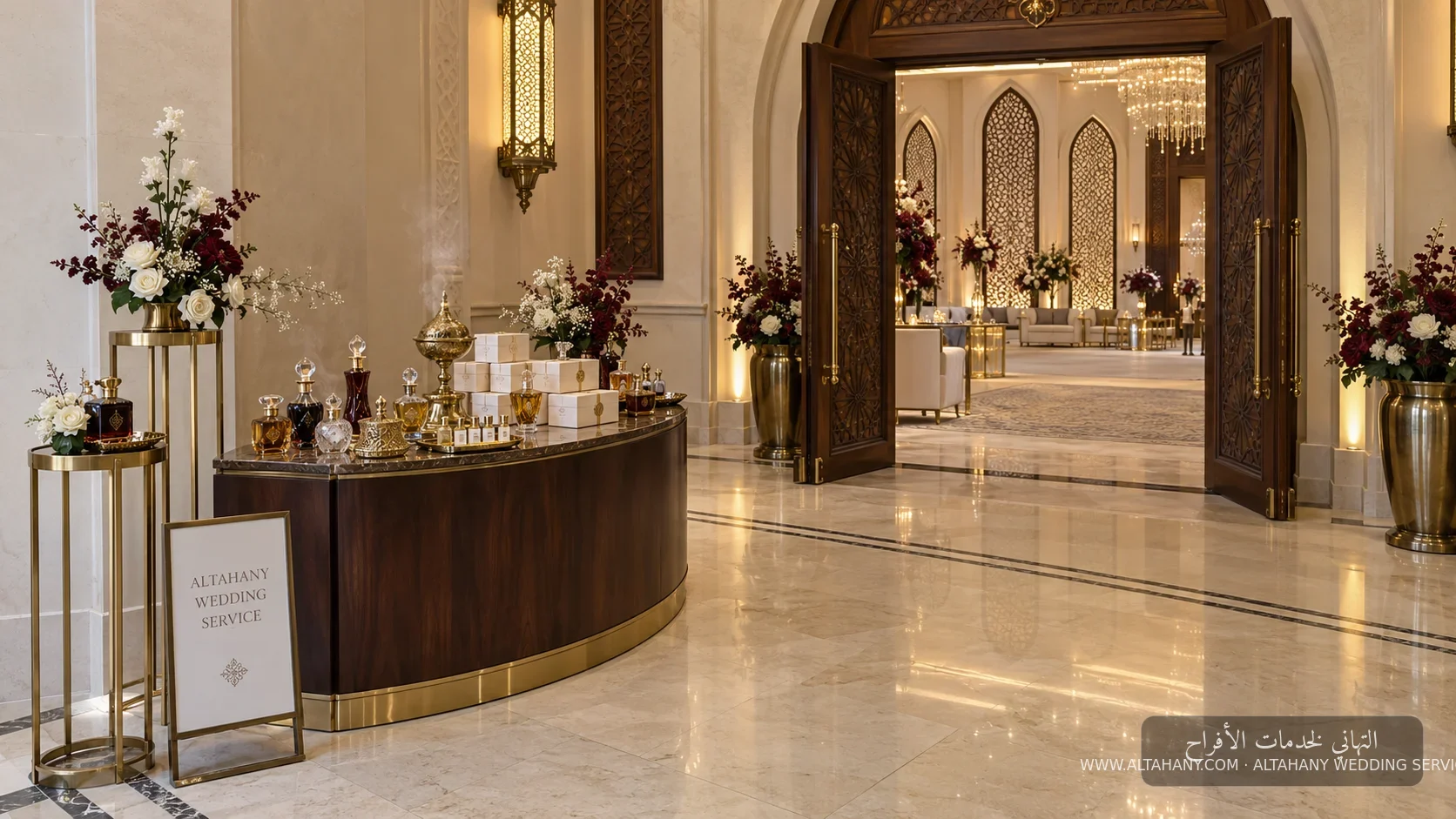 طاولة عطور عند مدخل خشبي مزخرف