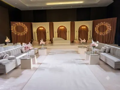 سحر المخمل البني وفخامة الأقواس المضيئة
