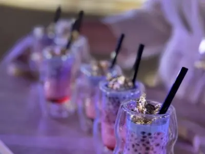 مشروب توت بلمسة ذهبية
